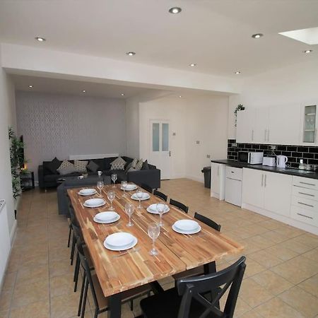 Large Modern House By Property Promise Cardiff Exterior foto