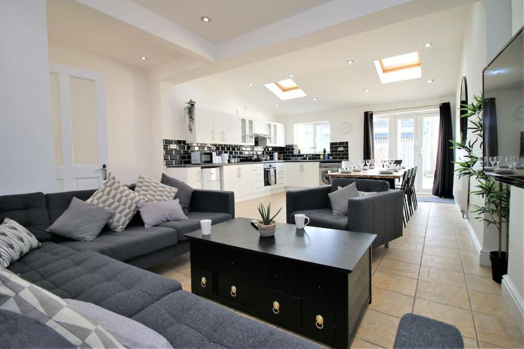 Large Modern House By Property Promise Cardiff Exterior foto