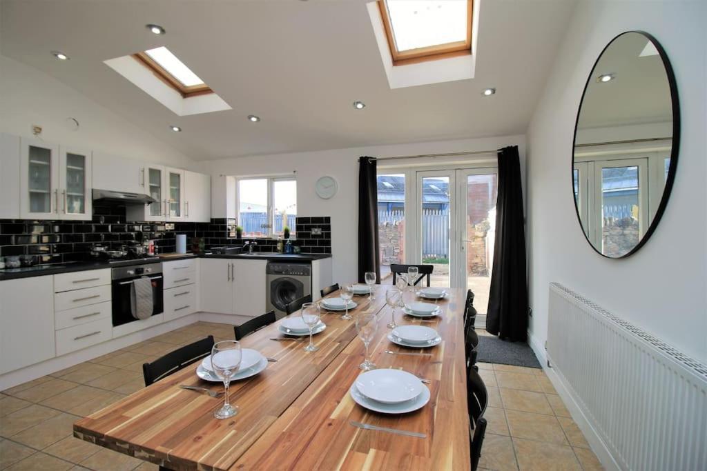 Large Modern House By Property Promise Cardiff Exterior foto