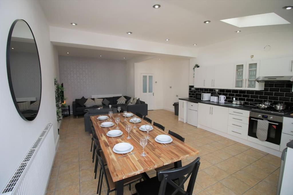 Large Modern House By Property Promise Cardiff Exterior foto