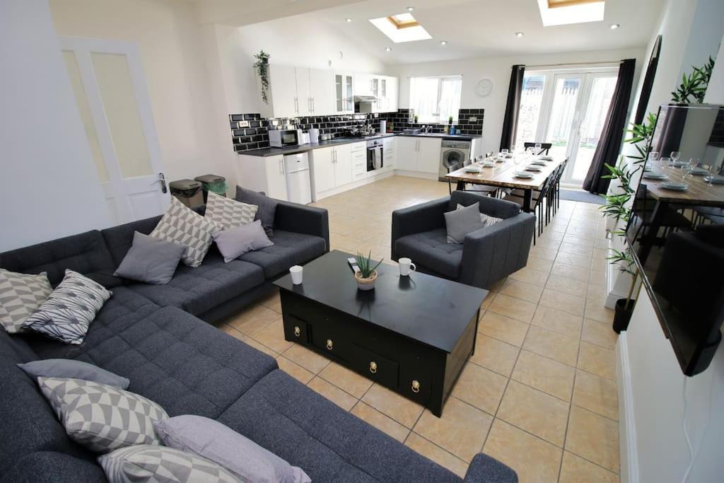 Large Modern House By Property Promise Cardiff Exterior foto